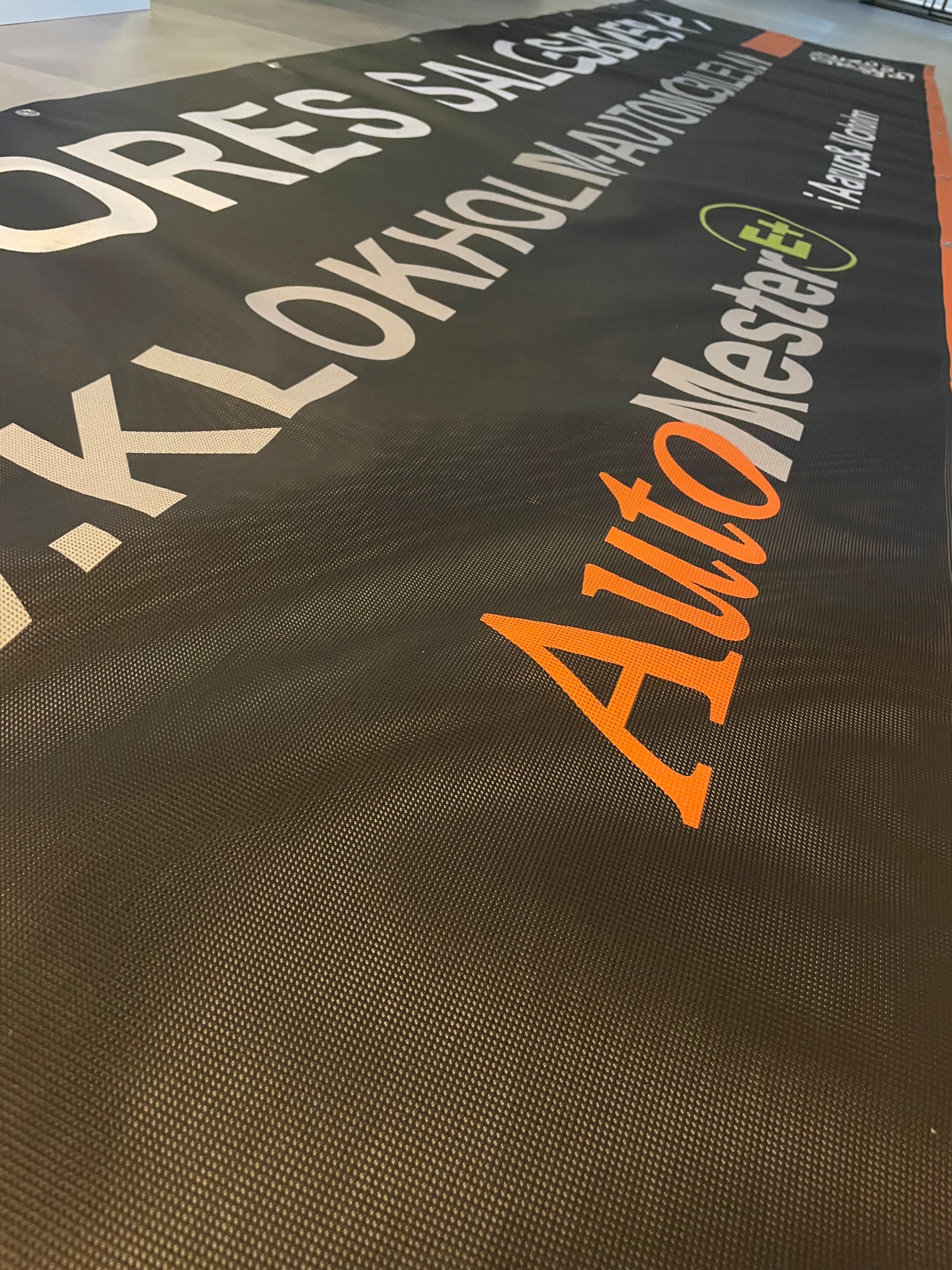 Tydeligt budskab på mesh banner Tydeligt budskab på mesh banner